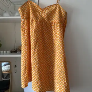 Säljer denna superstat orange & blommiga klänning från h&m i Strolek M❤️‍🔥Skriv vid intresse & fler bilder❤️‍🔥