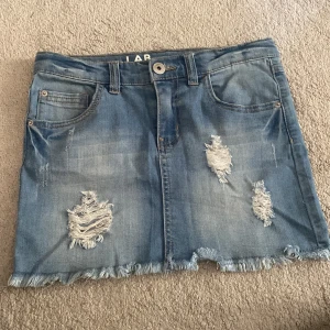 Jeanskjol  - Säljer denna jättesnygga jeanskjolen från LABindustries i bra skick.