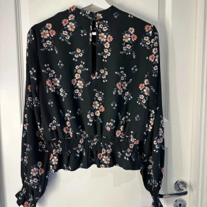 Blommig blus - En svart blommig blus från hm, storlek 40 men passar mig som har 36 vanligtvis💗 säljer för de kommer inte till användning längre💗 sälja inte längre💗