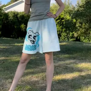 Shorts från Bershkas kollektion med CN’s Powerpuff Girls, Bubbles version! Inte använda så mycket, har fickor, super bekväma, lätta, perfekta för sommaren och med elastiskt midjeband ^^