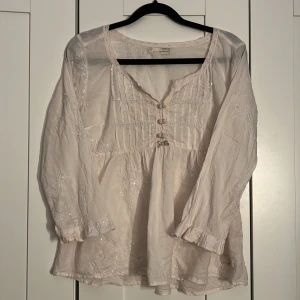 En topp  - Säljer denna toppen från odd molly i storlek xs för 80kr. Inga defekter finns💕