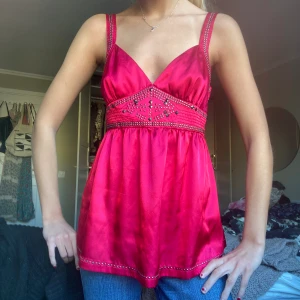 Satin linne - Så snyggt linne i satin från Guess perfekt t fest