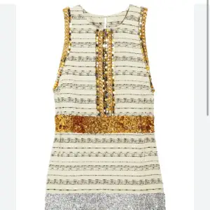 Önskar att köpa klänningen enligt bilden. Om någon har denna till salu i storlek xs eller s så hör gärna av er! 