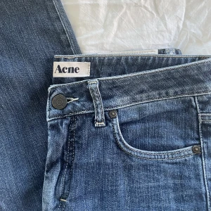 Acne jeans - Jeans från acne, köpta på Plick. Tyvärr för långa för mig som är 160, så säljer därför vidare! 