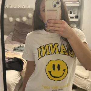 Ganni t-shirt - Säljer den här jättefina t-shirten från Ganni☀️super fin och är i fint skick och använt fåtal gånger