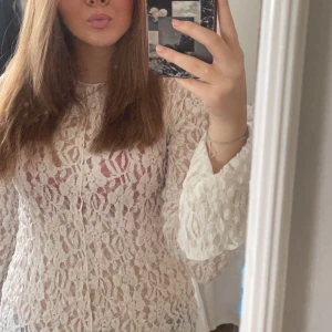 Blus/tröja - En fin blus/tröja som har ett jättefint mönster och är en perfekt fest tröja! Har änvänts ett fåtal gånger och har inga defekter. Den har oxå fina detaljer vid armarna.