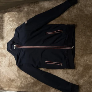 Moncler cardigan - Säljer denna tröja i mycket bra skick, 9/10. Nypris 5500kr