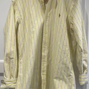 Hej, säljer denna raffe skjorta perfekt till sommaren. Inga defekter, storlek M. Kontakta oss för fler bilder eller information.