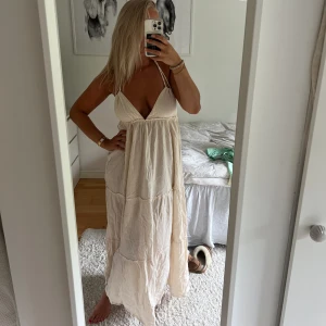 Långklänning  - Säljer denna fina långklänningen från Bikbok. Använd 1 gång, fint skick. Öppen och jättefin i ryggen. Storlek S. 170kr🌸