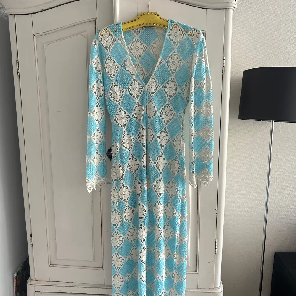 Säljer min blåa strand klänning från zara i storlek M! Använd 1 gång!💞 bara att skriva om fler bilder önskas eller andra frågor🏄🏼♀️. Mekot.