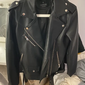 Skinnjacka - Säljer min skinnjacka i storlek S/36 Köpt från zalando 2 årsen