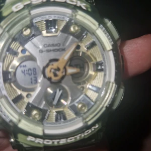 Klockan g shock - Hej sälher min g shock klockan. Dem går runt 2000 i nypriset. Men jag säljer för 700 kr bra pris. Den är lite mer åt barn håller. Och ungdomar hållet. Om de e nå och fråga är de bara att köra på