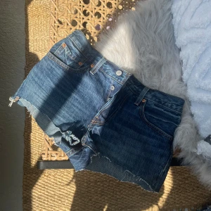 Lågmidjade Shorts Levis  - Jätte snygga Lågmidjade jeansshorts från Levis!💞 Storlek S! Kom med prisförslag! 💞🌸