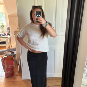 Långkjol  - Säljer min maxi kjol från Nelly som knappt är använd!😻😻jag är 162 och den är väldigt lång på mig.