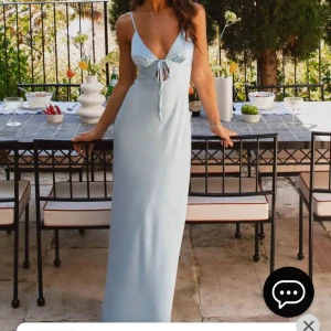 Ljusblå klänning - Ljusblå klänning från Peppermayo. Passar defekt till balen eller som sommarklänning. Bra längd för dig runt 170 cm . Säljer då jag valt en annan till balen! Kom gärna mer prisförslag 