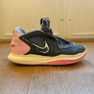 Kyrie low 5 EP  - Säljer mina kyries!! Super sköna o bra grepp, knappt använda. SKICKAS I ORGINAL BOXEN!!!Säljs pga att jag har slutat spela basket (tryck gärna på köp nu) 🏀