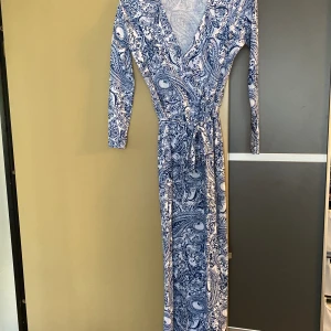 Klänning - Storlek Small, sparsamt använd!