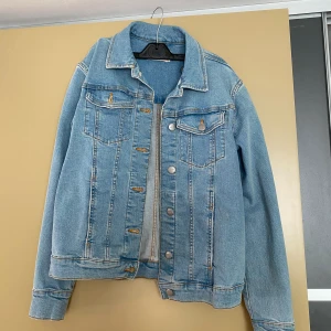 Jeansjacka aldrig använd  - Oanvänd! :) Storlek xs, passar s också.