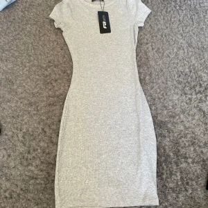 Klänning - Tight grå klänning, storlek xxs men sitter som en lagom tight xs/s