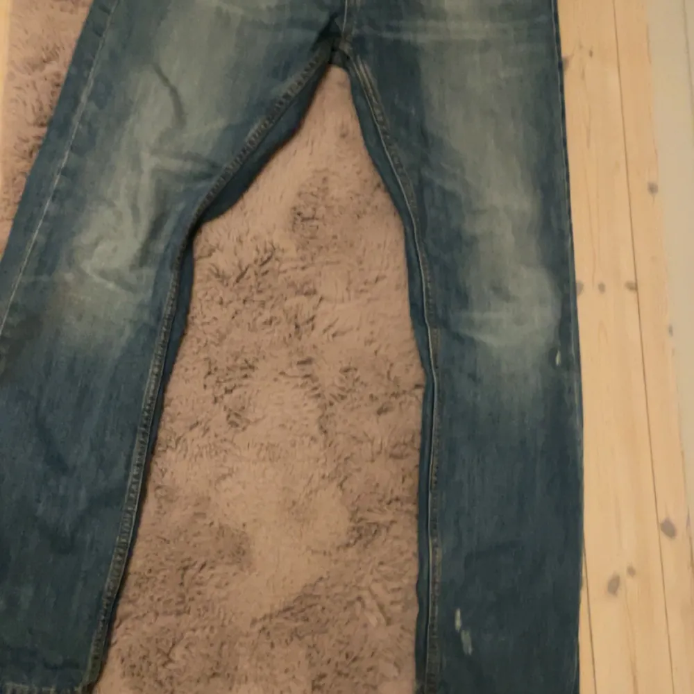 Jätte snygga dressmann jeans, inköptes för 899 riktigt bra skick. Slitningarna är en del av modellen säljer då de är förstora, storlek 30w 34l. Jeans & Byxor.