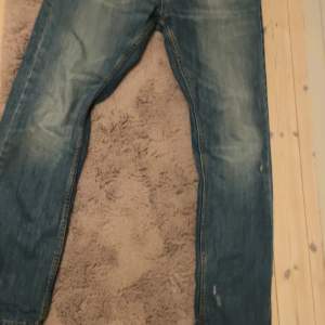 Jätte snygga dressmann jeans, inköptes för 899 riktigt bra skick. Slitningarna är en del av modellen säljer då de är förstora, storlek 30w 34l