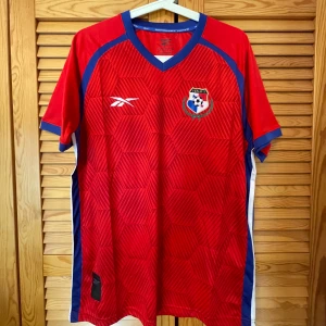 Sällsynt Panama tröja - 🇵🇦hemmatröja, väldigt stilren och snygg. Märkena fastsydda. Väldigt ovanlig tröja som är svår att få tag på, hade aldrig sett innan och köpte den därför. Skick 9/10. Då jag märkte att den var lite liten. Säljer även billigt då jag vill bli av med den🇵🇦