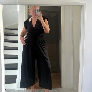 PW BYXDRESS  - Byxdress från Pernilla Wahlgren.  Helt ny och prislappen sitter kvar