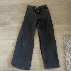 Jeans - Ett par svarta jeans. Använda några gånger men i ett väldigt bra skick!
