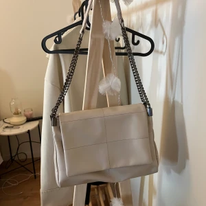 Väska  - Använd fåtal gånger, rymlig!