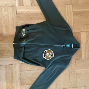 Vintage PUMA zip-up - Superfin och bra kvalite! Broderade detaljer och två fickor med dragkedja 🌟 Tyvärr ett litet hål bredvid dragkejdan som jag kan skicka bild på och några detaljer som lossnat på loggan. Skriv till mig vid frågor eller för fler bilder 🌟