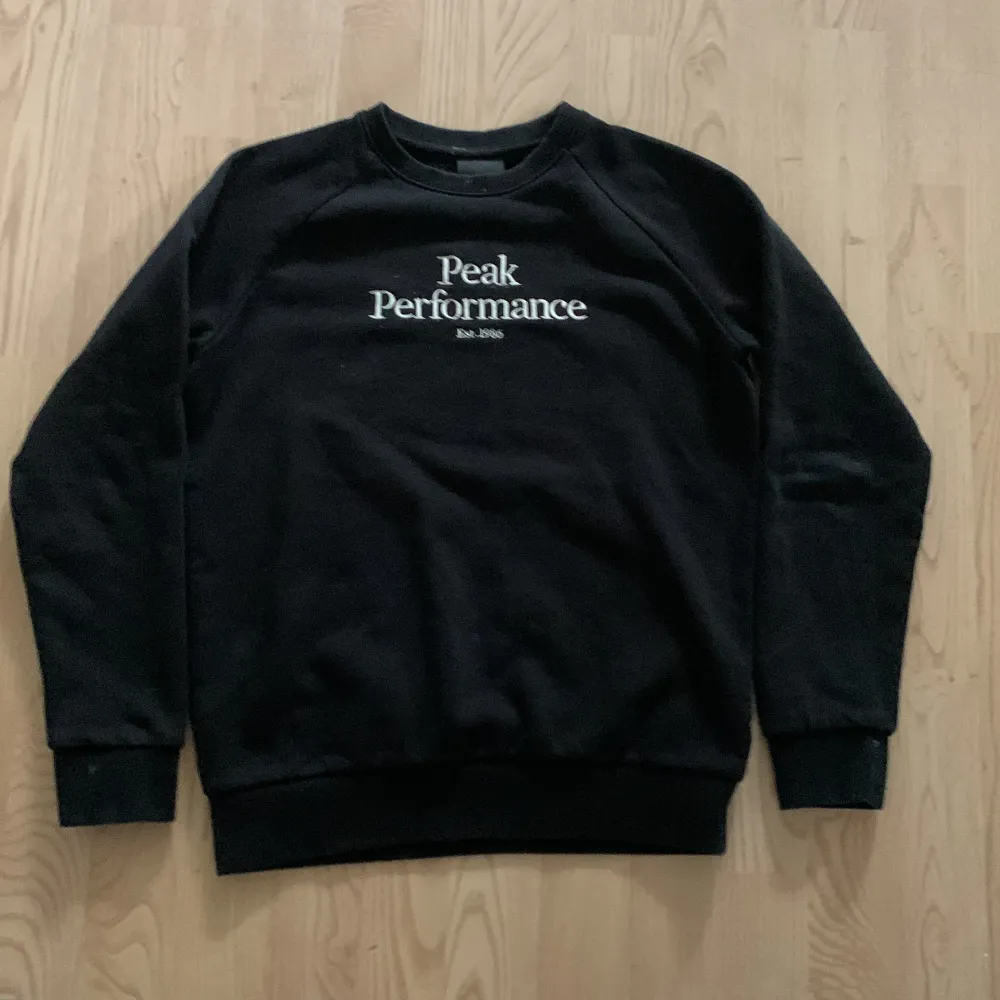 Peak Preformance tröja i grymt skick. Köptes på kidsbrandstore   . Säljer pga för liten. Pris kan diskuteras.. Hoodies.