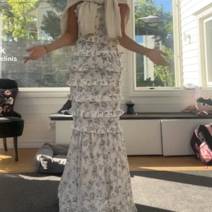 Volangklänning  - Säljer denna volangklänning från boohoo. Nypris 880kr och helt slutsåld. Bilderna är lånade och kan skicka egna om intresse finns