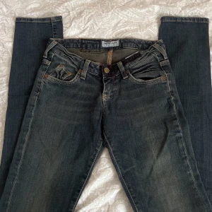 Lee jeans vintage  - Lee jeans i fint skick. Storlek w25 L33. Midjemått tvärs över 35cm innerben 82cm. 