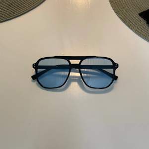 Riktigt snygga solbrillor med blått glas som är perfekt nu för sommaren. Inga repor eller skador på dom.