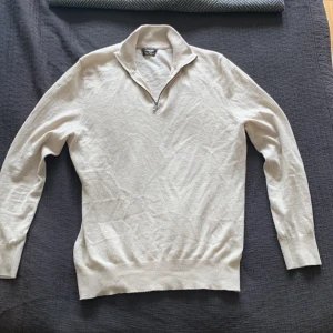 Massimo Dutti Kashmir Half zip - En half zip i kashmir från Massimo Dutti. Mycket väl omhändertagen utan noppror eller andra tecken på användning. Säljer då jag växt ur den. Nypris: 899