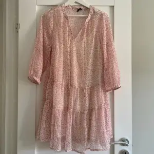 Säljer denna söta klänningen från Vero Moda!💖💖 Glöm inte kika in min profil för fler somriga klänningar!💜💘