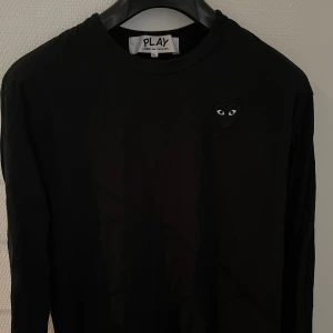 Svart långärmad t-shirt - Skick: 9/10 Är i storlek XL men sitter som M Nypris: 995kr
