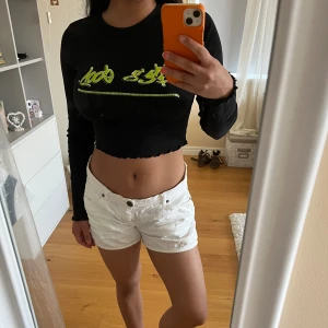 Svart croppad tröja med grön print  - En svart tröja med grön print där det står ”Life’s Good”. Tröjan är i bomullsmaterial och i storlek XS. Bra skick!