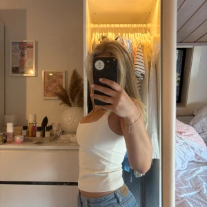 Zara topp - Vit topp från zara, aldrig använd. Säljer för 280kr, storlek S!