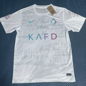 AL NASSR RONALDO Third kit 23/24 - säljer  denna snygga all nasr third ronaldo kit  23/24 I storlek S helt ny och  oanvänd taggen finns kvar postar samma dag vid köp 