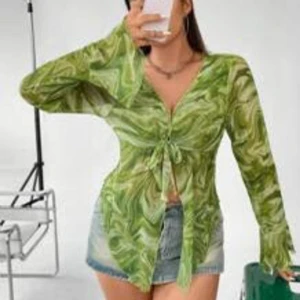 Jättesnygg grön blus! Helt oanvänd!! - Jättesnygg grön blus!  Helt oanvänd!!! Storlek XXL men är mer som en L/XL.