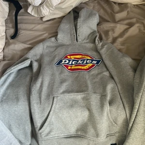 dickies och dirtcült  - Tröjorna säljs ihop 250kr, storlek xs på dickies tröjan och i durtcült tröjan s. Båda är i använt skick men fortfarande fina ända defekten är ett litet håll se 3 bilden på dirtcült tröjan.