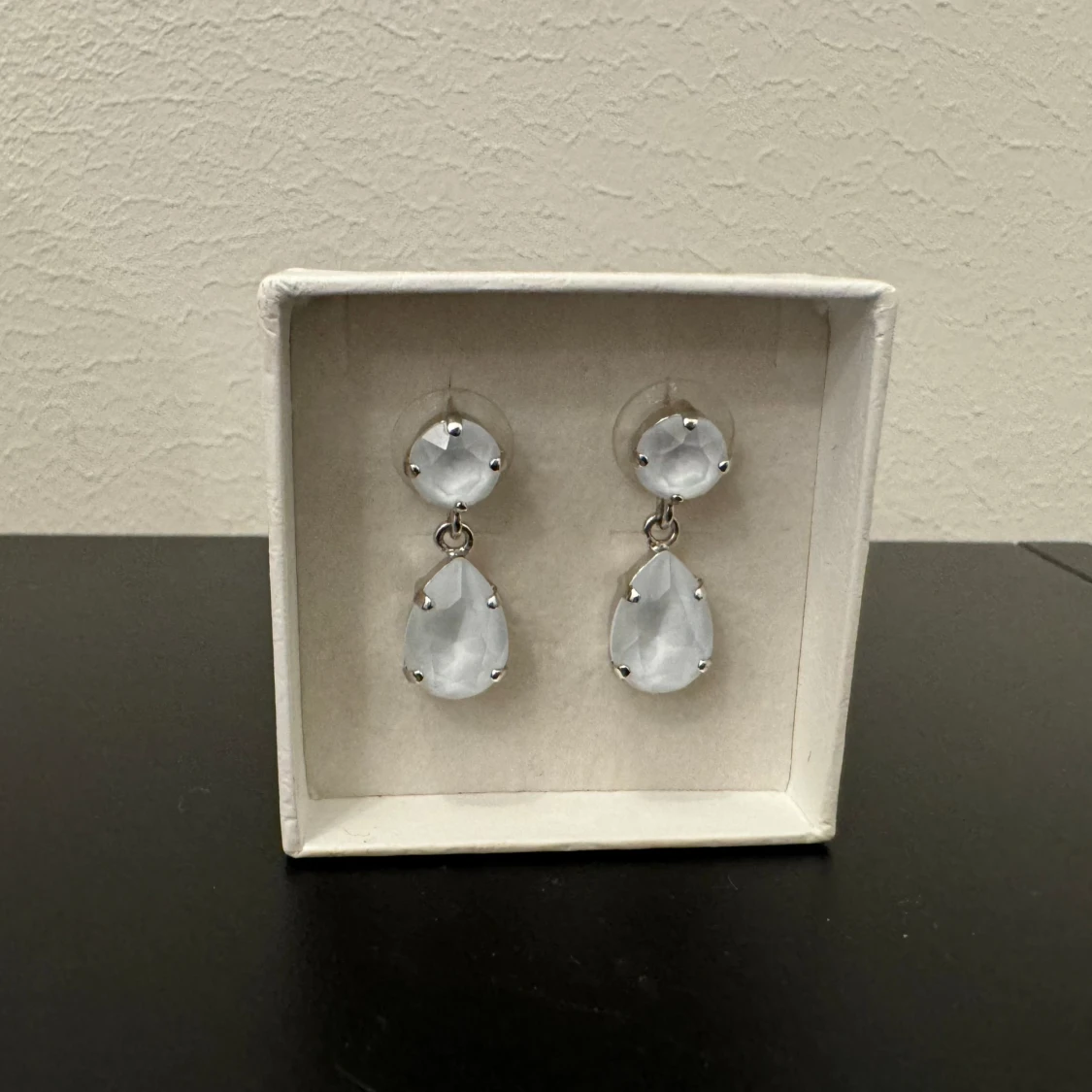 Mini Drop örhängen från Caroline Svedbom