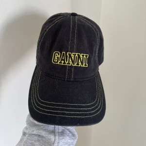 Ganni keps  - Ganni keps från förra säsongens kollektion. Använd fåtal ggr. 