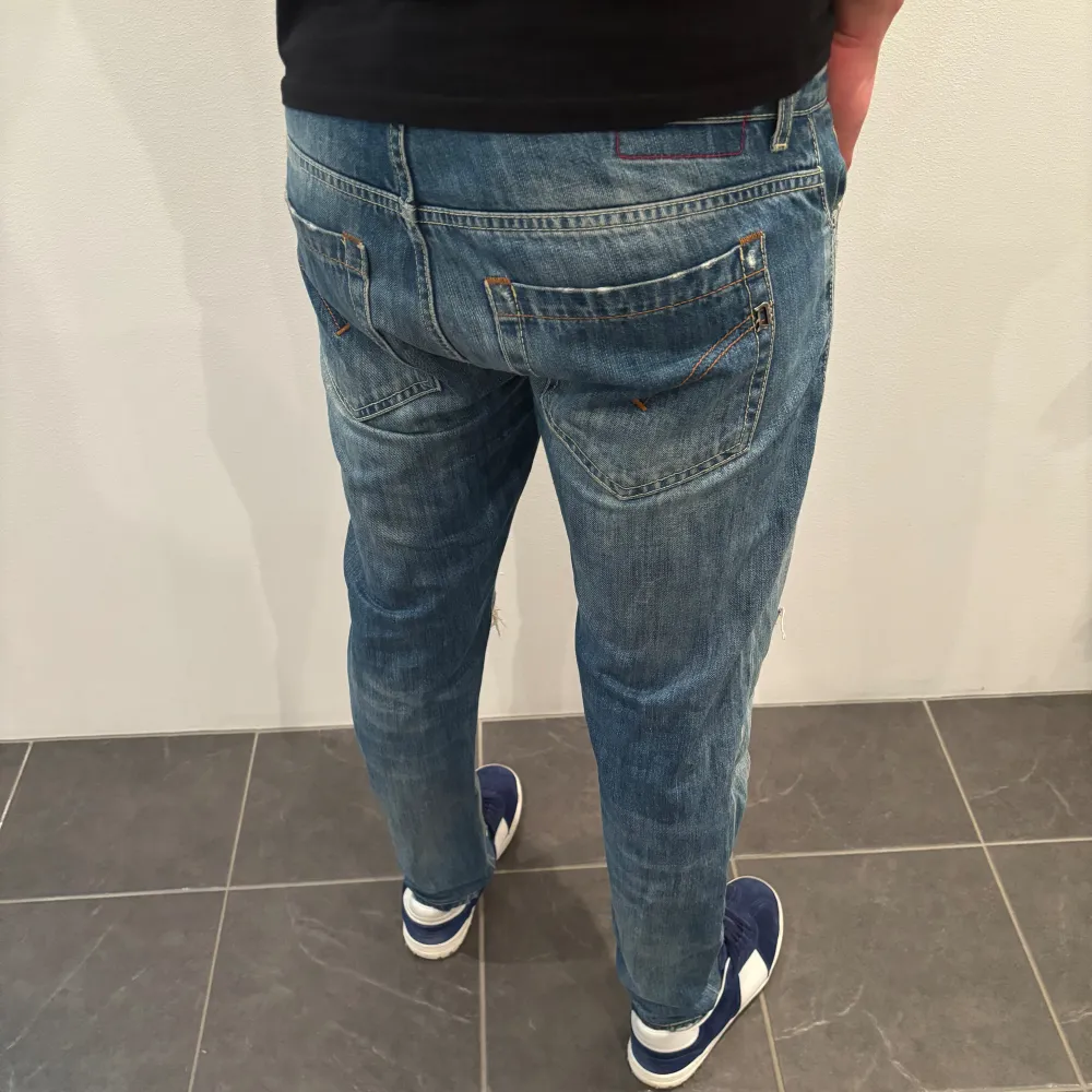 Trendigaste jeansen på marknaden! Hej, Säljer nu dessa sjukt snygga dondup jeans som är perfekt till våren och sommaren  Storlek= 34  Skick= 9,5/10  Ny pris= 4000 kr Säljs för= 799 kr Modellen är destroyed från fabrik vilket är sjukt populärt . Jeans & Byxor.