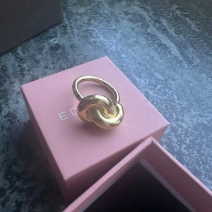 Edblad rodondo knot - Säljer en helt oanvänd knot ring ”redondo” från Edblad. Storlek Medium. 