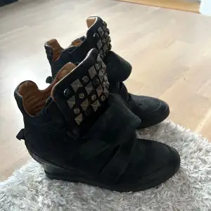 Säljer några snygga och trendiga Isabel Marant liknande skor (ej riktiga märket) strl 38. Skorna är i fint skick och säljs pga för små. Kan mötas upp i Stockholm eller frakta. Pris kan diskuteras🩷