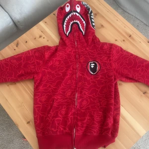 Bape hoodie  - Bra skick, använd fåtal gånger , säljer pågrund av att jag inte använder den längre 