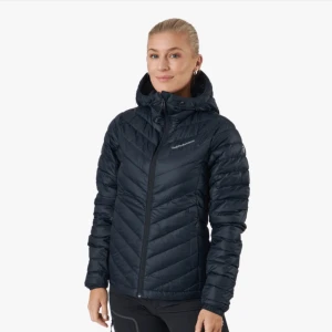 Peak performance jacka  - Peak performance jacka i storlek S, ena ficka har en trasig dragkedja men jackan är fin överlag, köptes helt ny för 2000kr säljes för 800kr🩷