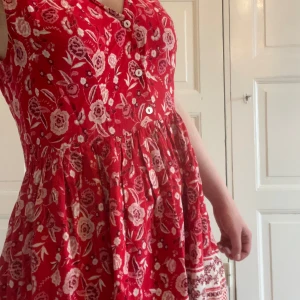 Red airy Summerdress - Röd härligt svalkande och luftig sommarklänning frpn MINKPINK. Str XS men något oversize i modellen . 